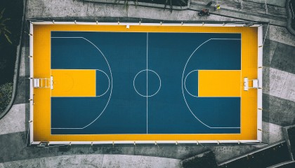 LOL英雄联盟下注平台-跨界巅峰对决，姆巴佩、Rookie与70号战神激战湖人